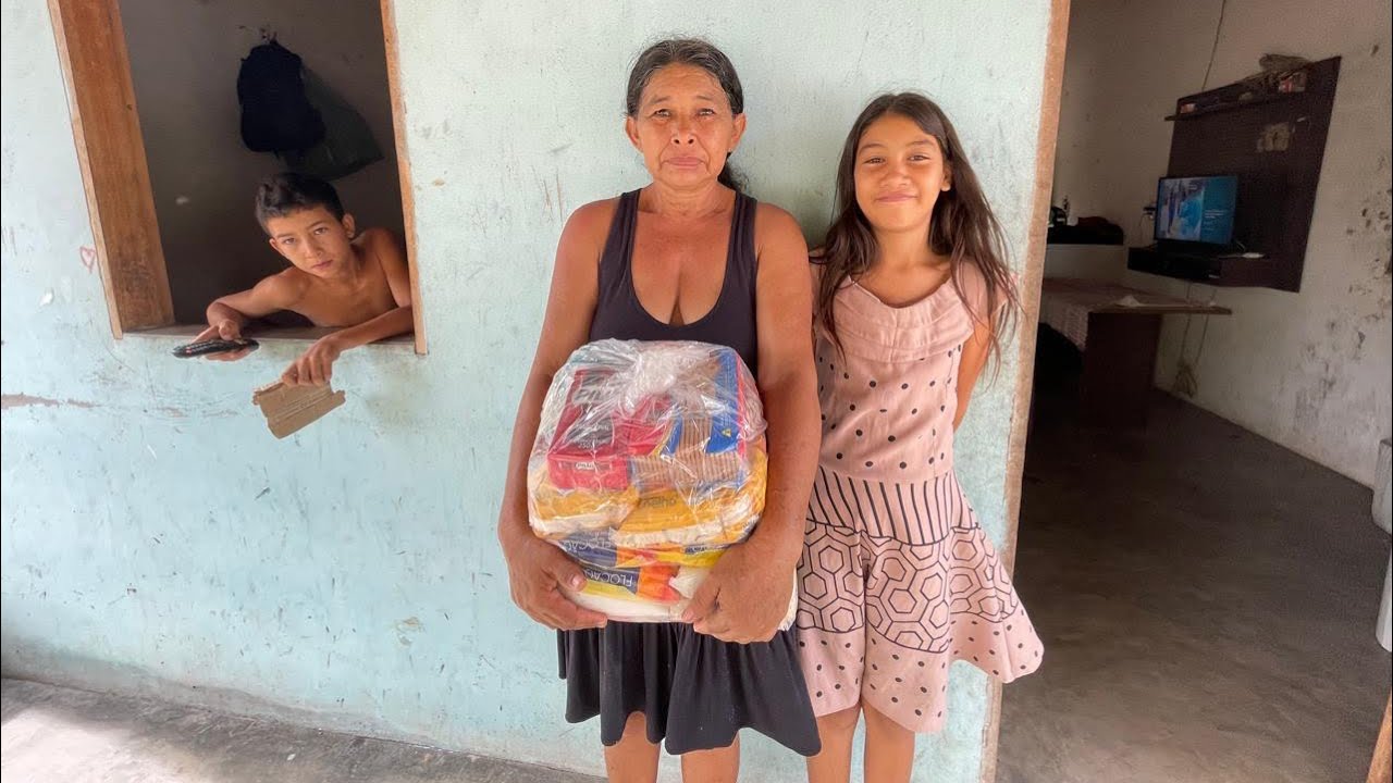 Dona Penha faz vassoura de palha para tirar o sustento para a família 😭 @ElizeuSilvaTV 