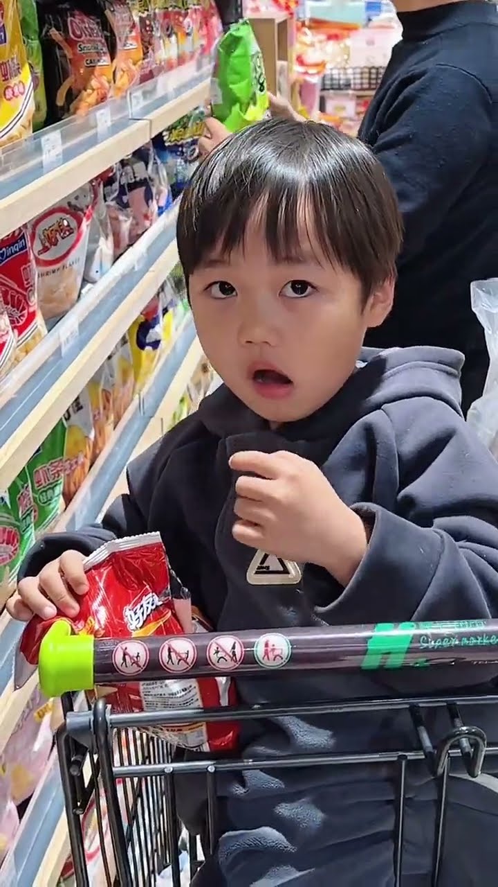 带熊孩子逛超市，走哪儿吃哪儿，这次不买都不行了！#Cute baby#Cute#呆萌小米宝#聪明宝宝#萌娃
