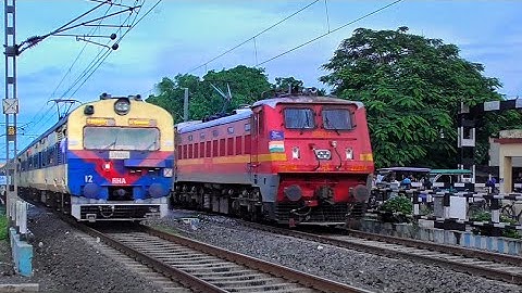 Parallel Express Trains Crossing at Railgate | Red Beast WAP-4 Azimganj Exp meet Sealdah MEMU Exp
