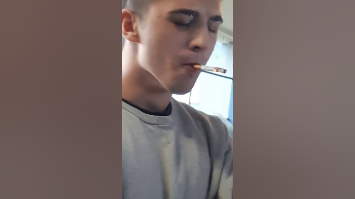 Szymon wali szluga na bucha