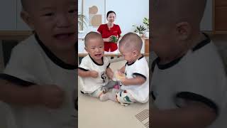 Baby Playing With Baby Is So Funny おやつをめぐってチューチューケンカ中可愛さでしかない