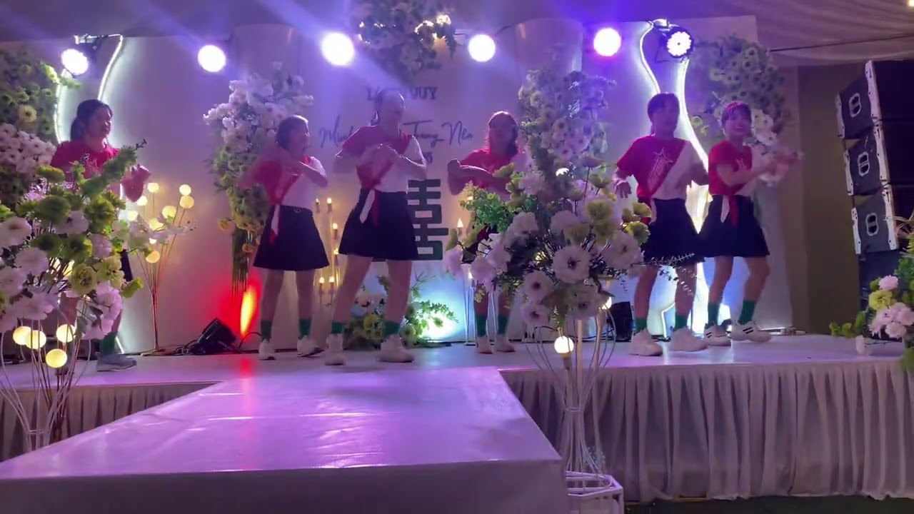 Dân vũ mừng hạnh phúc Trung Nên và phạm Huệ