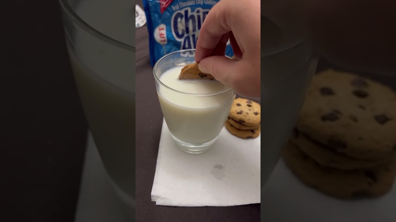 Chips Ahoy or Oreos Dipped in Milk 🍪🥛 Which 1 is better?