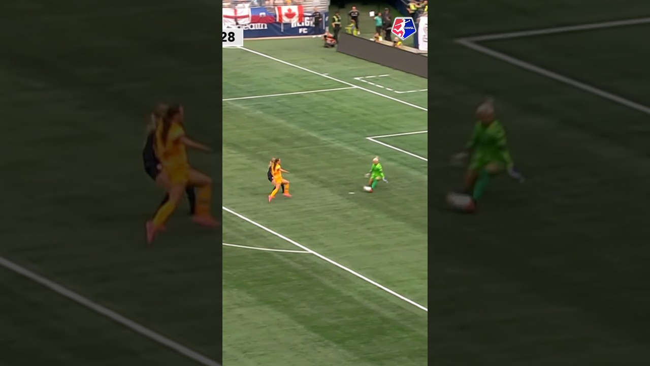 Campbell stands tall 🧱 1v1 no chance 🧤 #nwsl #soccer #football #save