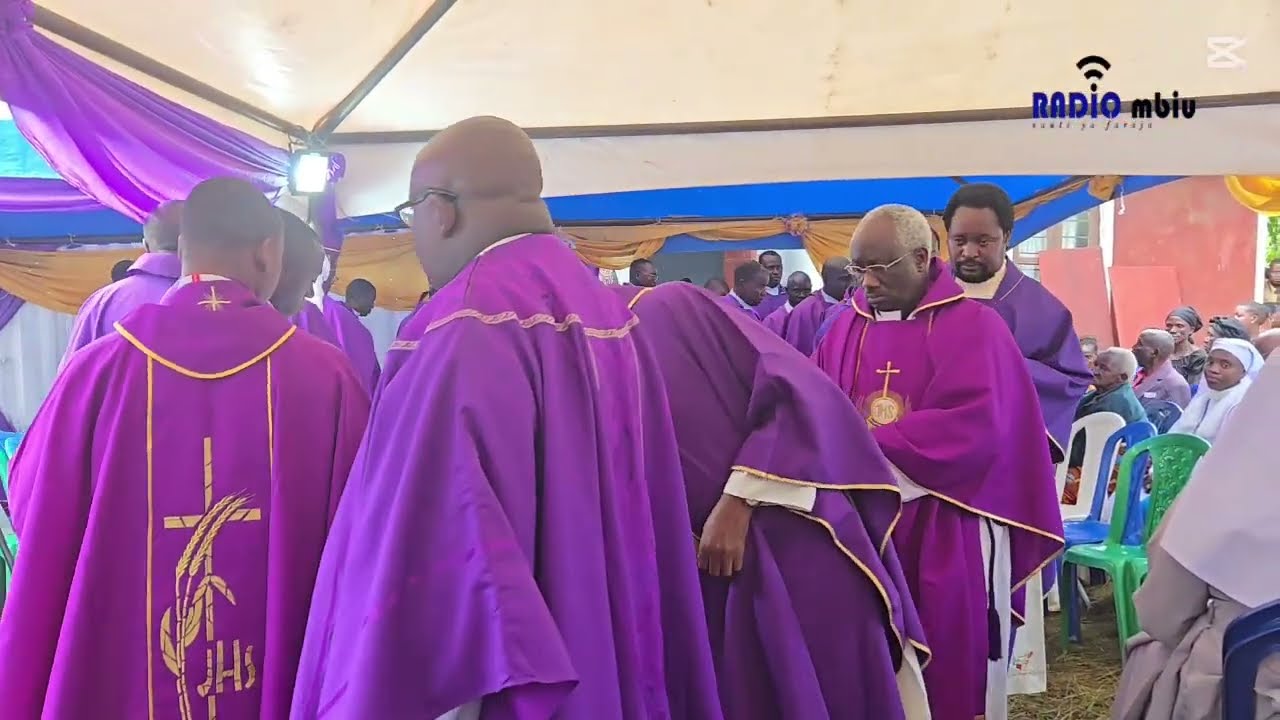 Maaskofu na Mapadre wakitoa heshima kwa Marehemu Mwalimu Paulo Ikula -Bukoba