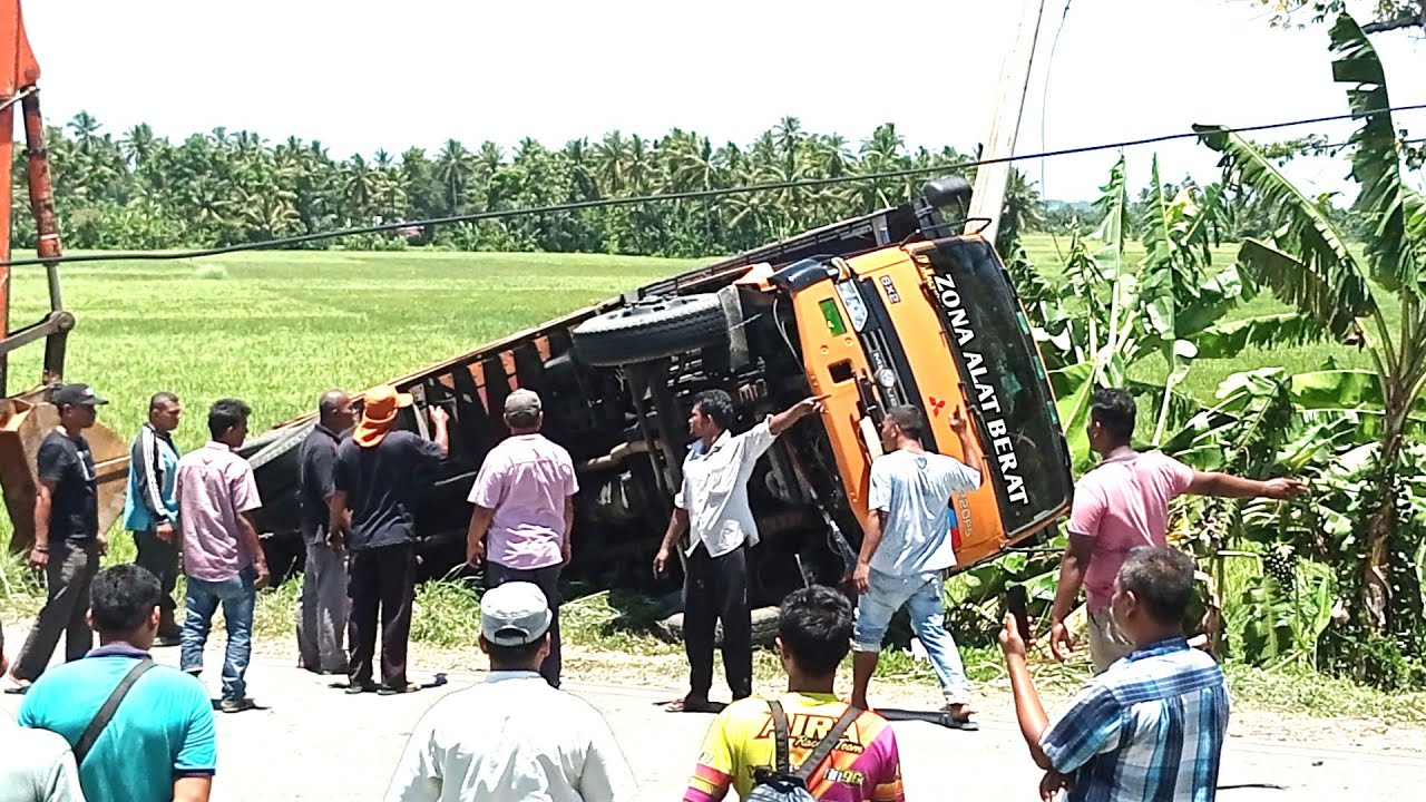 Proses evakuasi truk terguling - mobil truk terbalik - alat berat beko evakuasi truk