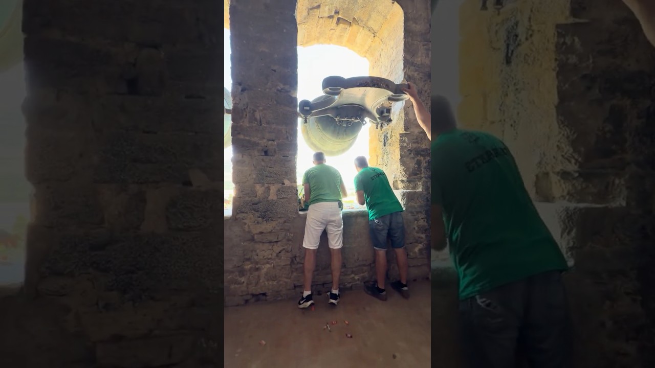 Tirada de los caramelos desde el campanario de Etxarri de Etxauri por fiestas (Etxarri, Navarra)