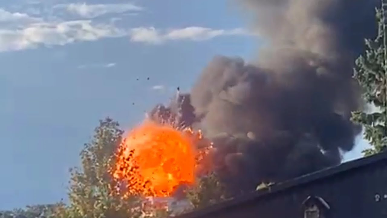 Feuerwehr im Großeinsatz. Feuer fordert Einsatzkräfte bis in die Nacht. Gasflaschen explodieren