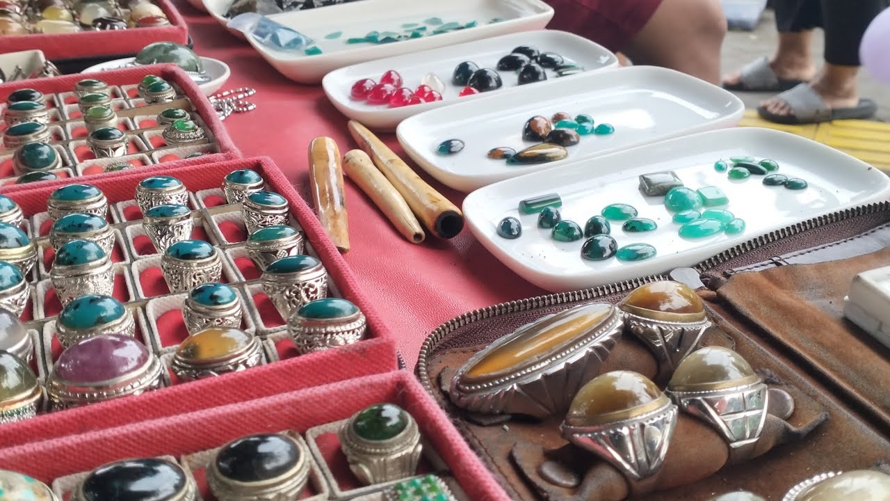 LAPAK BATU AKIK 50.000 AN DI EMPERAN JATINEGARA JAKARTA 