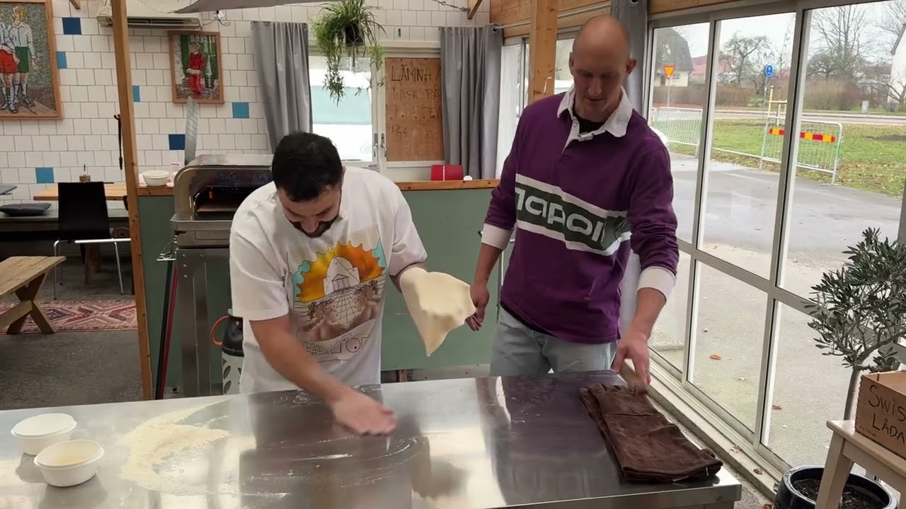 Platta och forma en svennepizza master deluxclass