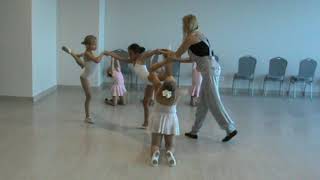 Наши малыши учат танец \