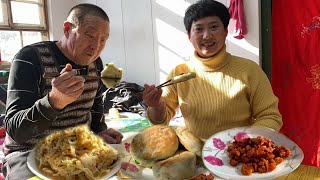 今日午饭玉米粥，韭菜盒子，简单而美味，家常便饭最养人