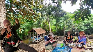 Pondok Baru, Rezeki Baru: Sungai Dalam Membawa Berkah | Traditional Village Life in Borneo Forest