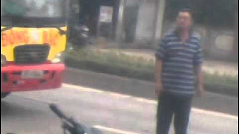 Tập làm CSGT Chí Phèo tranh thủ mua bánh mì. Khối 5 Thị Trấn Diễn Châu Nghệ An