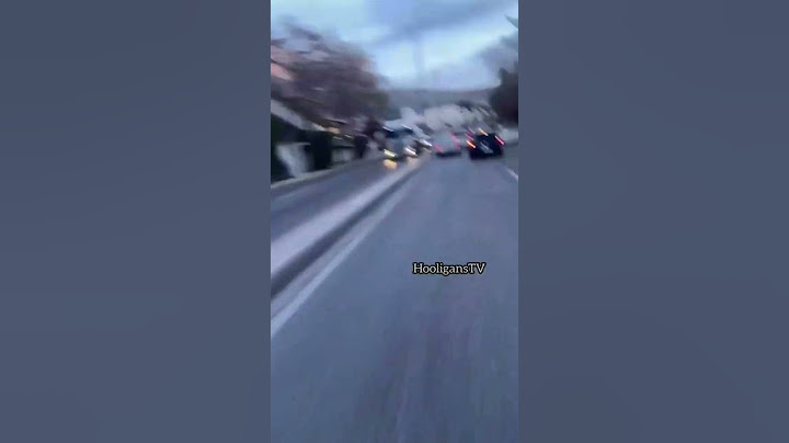 οπαδοί Ολυμπιακού με μηχανάκια κυνηγούν αμαξι με οπαδούς της ΑΕΚ για να τους πάρουν πανό 7/3/2023