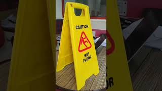 safety signage 'wet floor'