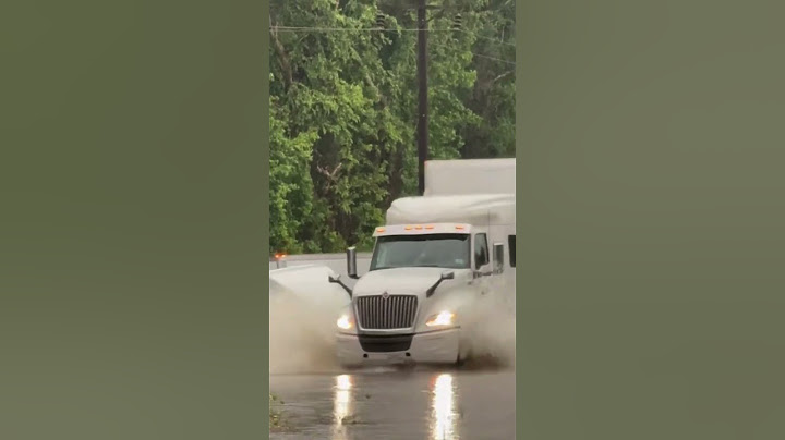 18-wheeler gets swallowed up by flooded roadway in Houston #houston #weather #txwx #flooding