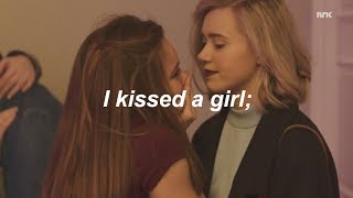 Noora & Eva ; i kissed a girl (español) Resimi