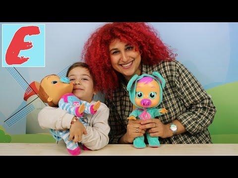 ემილი და ნინი თამაშობენ ინტერაქტიული თოჯინებით