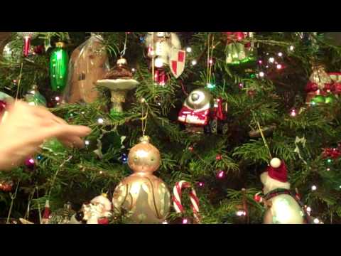 Video: How To Decorate A Christmas Tree With Tinsel