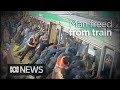 Putnici udruženo nagnuli voz i spasili čovjeka