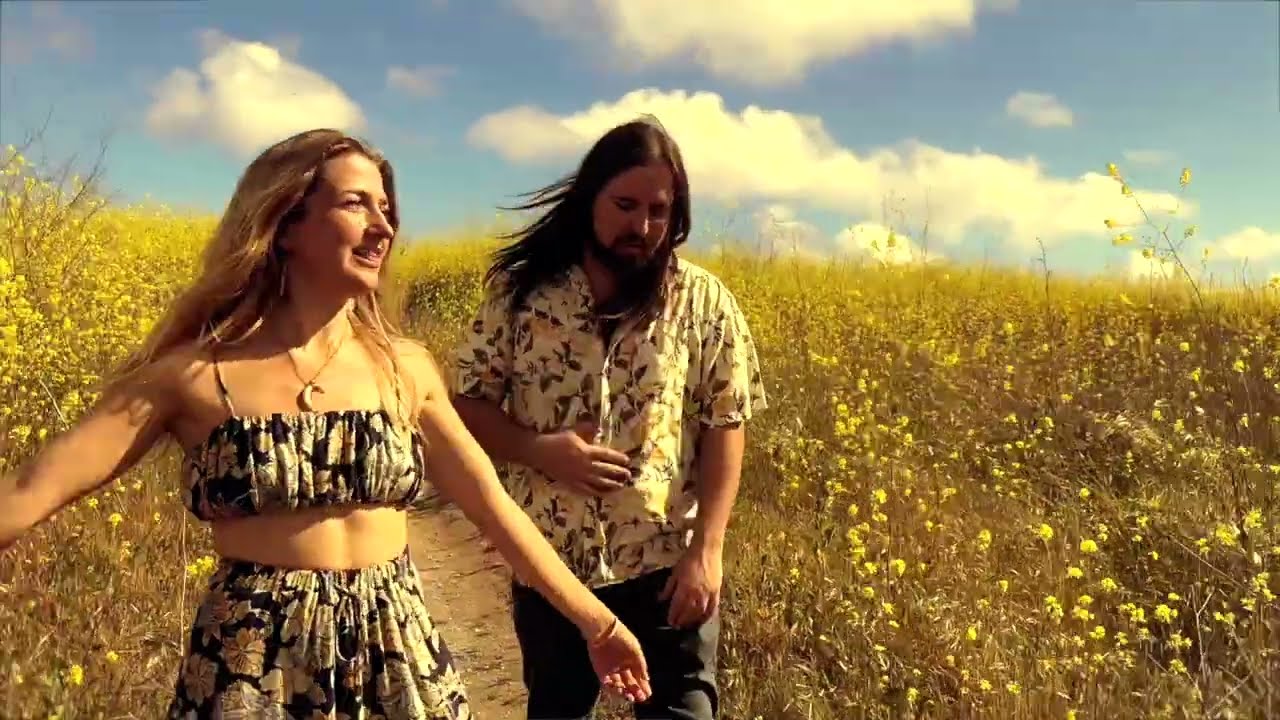 在 YouTube 上观看 ALIVE - Lola Kristine + Nick Sabia (Official Music Video) 在 YouTube 上观看 ALIVE - Lola Kristine + Nick Sabia (Official Music Video)