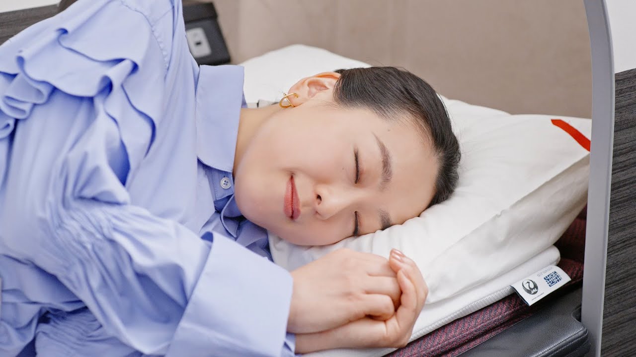 浅田真央、マットレスに寝転びうっとり…リラックスした表情で「やさしい寝心地ですね」　エアウィーヴ新CM「JAL おもてなし」篇＆「リサイクル」篇