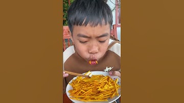 Cậu bé hiểu chuyện và người anh tốt | Chia sẻ đồ ăn - Tippi TV  #tippitv