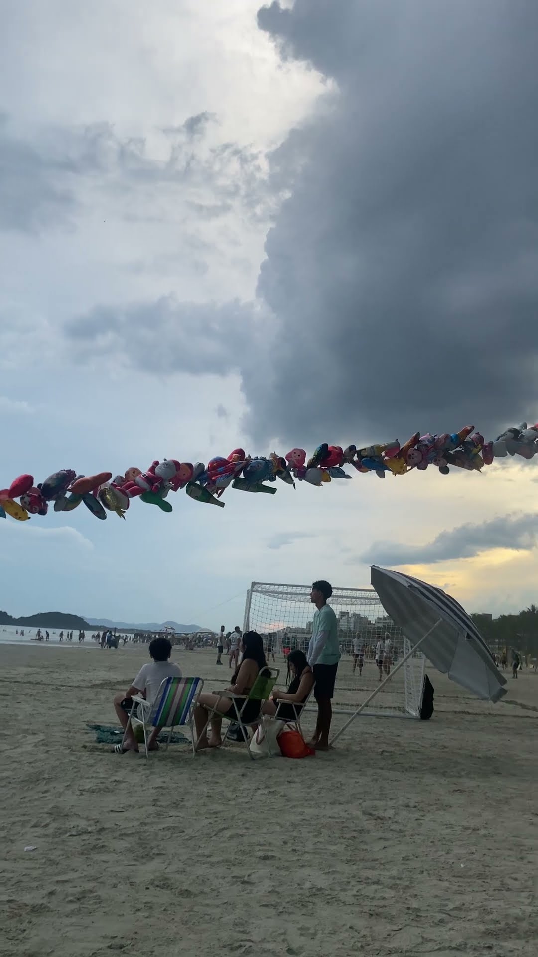 Balloon Salesman Walks Beach || ViralHog