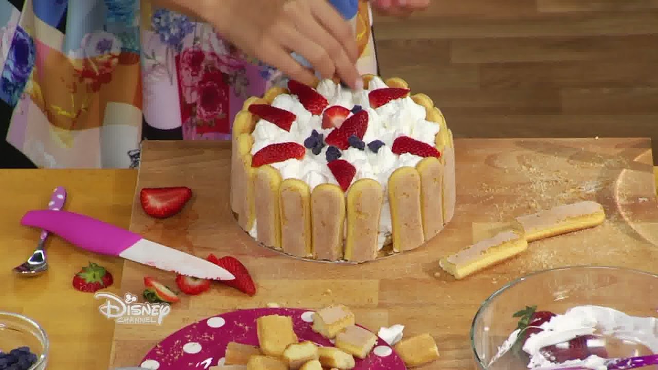 Violetta : Les Recettes d'Angie - Charlotte aux Fruits avec Pétales de Violette