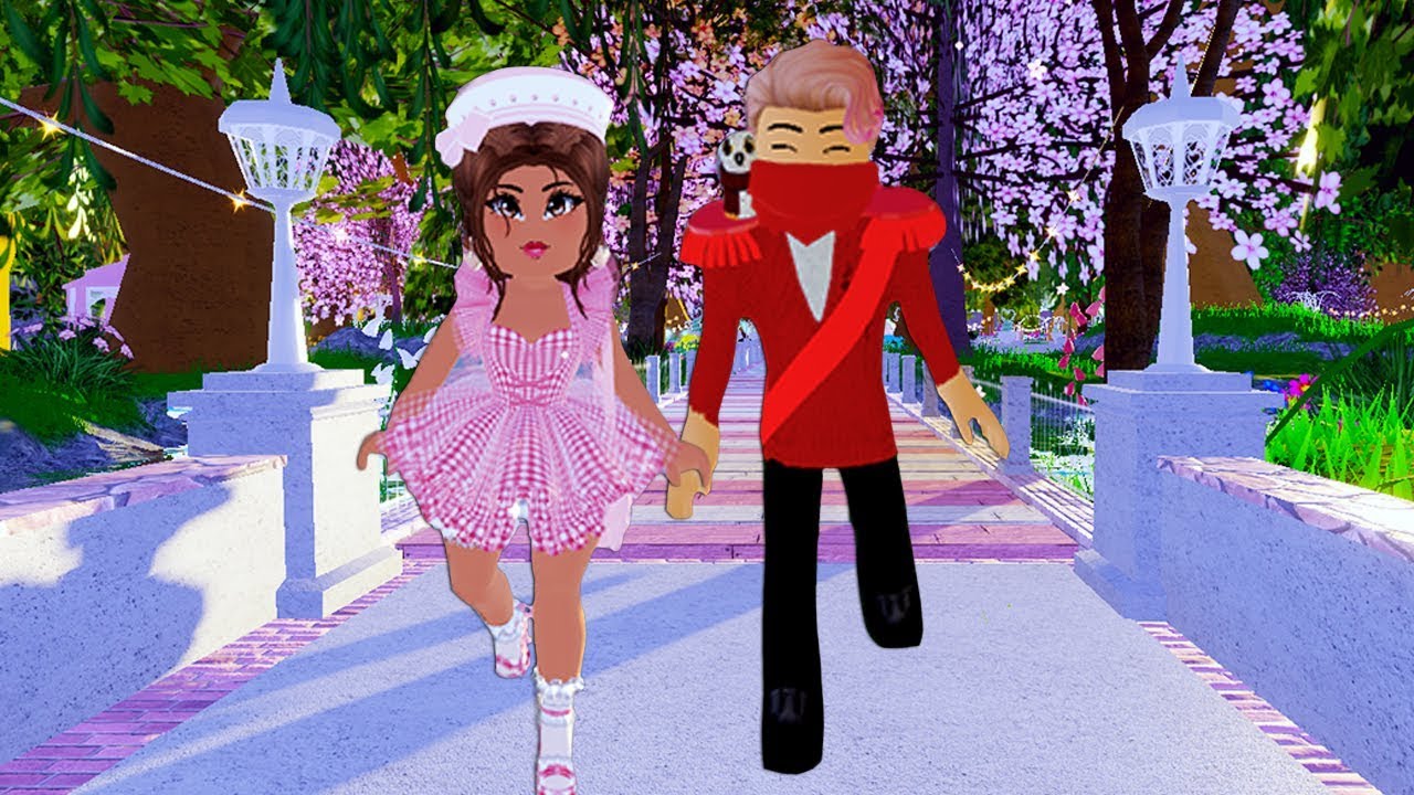 Taking A Romantic Stroll In The New Divinia Park Royale High