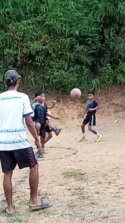 tarkam cup kp Ciseel antara RT 01 melawan RT 02 sekor poin RT 01:2. RT 02:4