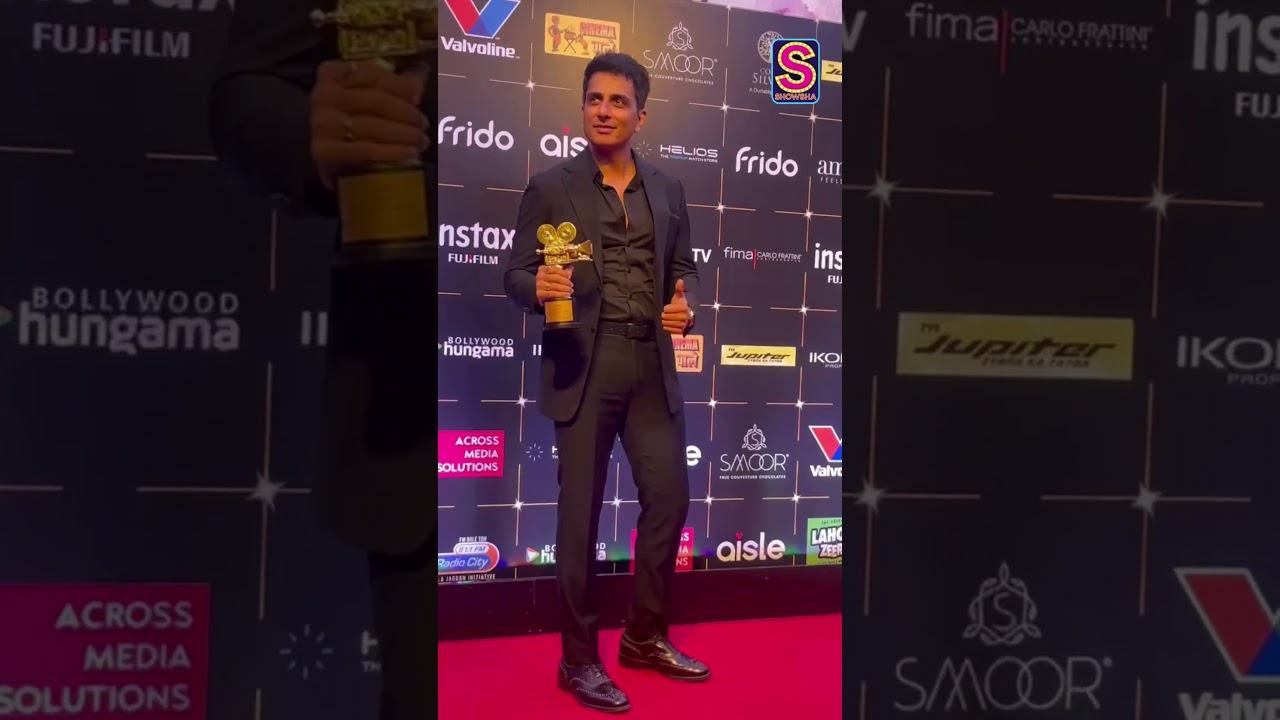 National Hero Sonu Sood Receives The Honour Of Humanitarian Of The Year Award | Bollywood Hero |N18S