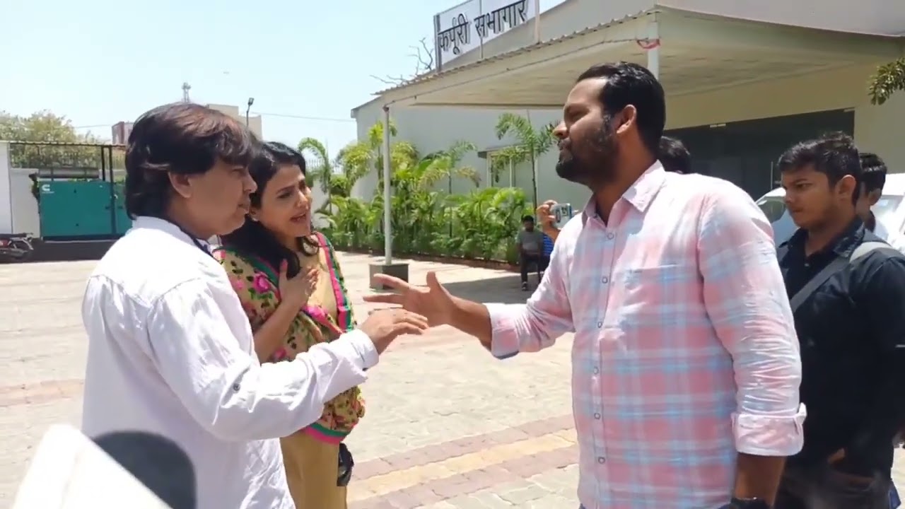 Reporter confronted about her fake news on rupees 2000 currency notes containing microchips for gps