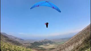 狩勝峠の空にパラグライダーとハンググライダーとリジット