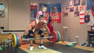 Dmitry Klokov - Home training with daughter