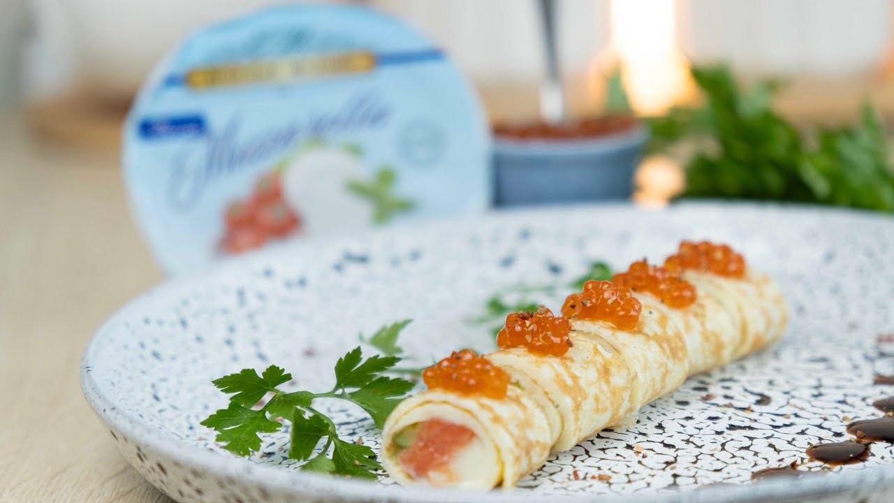 Сырный пласт на противне, готовый к запеканию