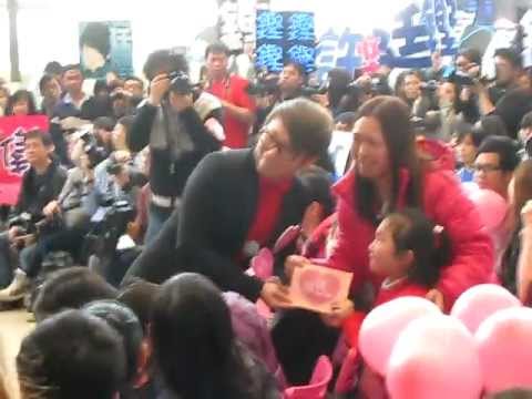 2012-2-12 廖仲謙@樂富廣場"領匯love love巨聲音樂會" - 送禮物給現場觀眾