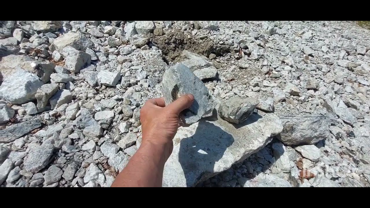 Rock hounding in the cn rock pile bancroft ontairo - YouTube