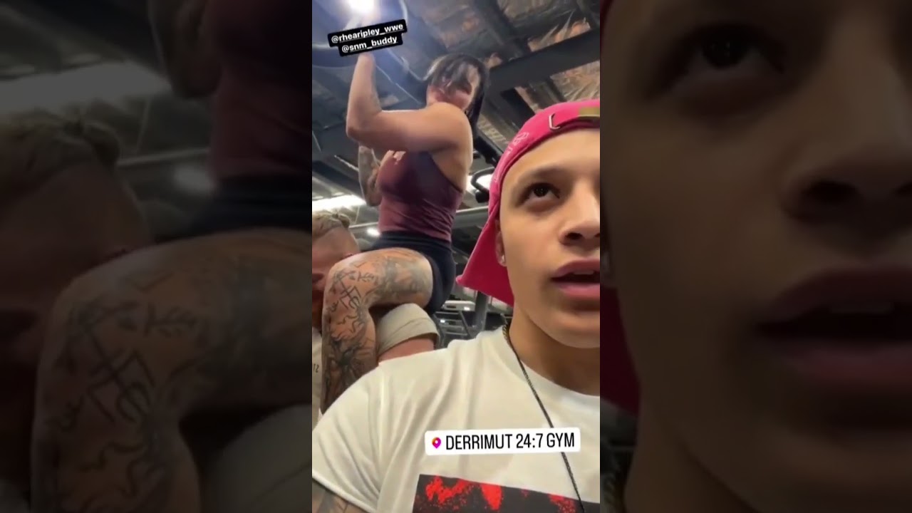 Rhea Ripley on Buddy Murphy's shoulders! Cute😍