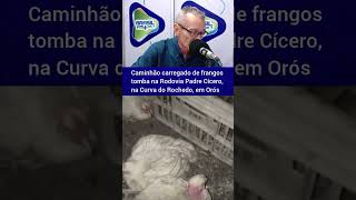 Caminhão carregado de frangos tomba na Rodovia Padre Cícero, na Curva do Rochedo, em Orós