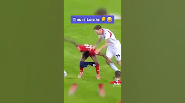 لقطة مضحكة في مباراة كرة القدم انفسخ السروال 