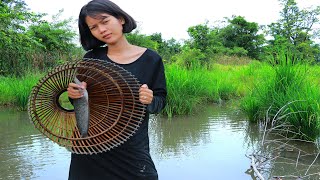 Fishing Video-Girl Catch Fish With Traditional Tool