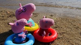 Vídeos de Peppa Pig. Juguetes peluches en la playa.