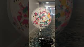 A Disney hack you may or may not have known to save those balloons! #youtubeshorts #disneyworld 🎈🐭