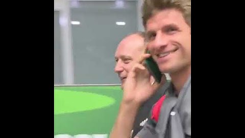 Müller verarscht Reporter mit seinem Reisepass!
