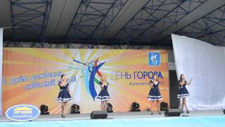 Поет шоу-группа День города Калининграда 2015