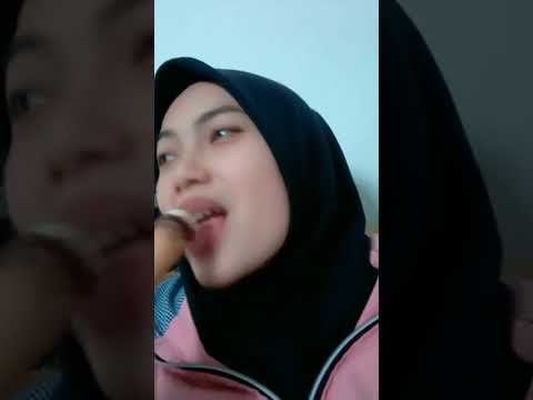 Jilbab ngemut eskrim bikin dedek bangun