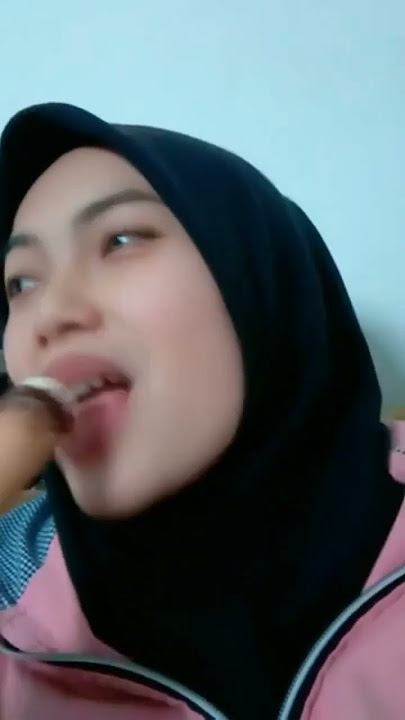 Jilbab ngemut eskrim bikin dedek bangun