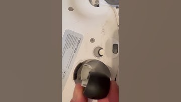 Roborock qrevo edge Omni wheel removal.The plastic bits on the side are not any kind of locking tab